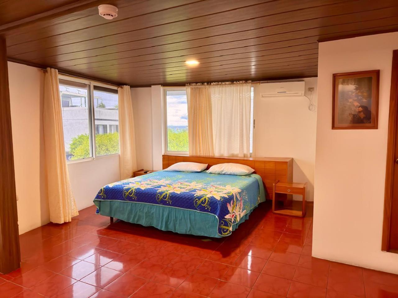Hostal Muyuyo Puerto Ayora  Exterior photo