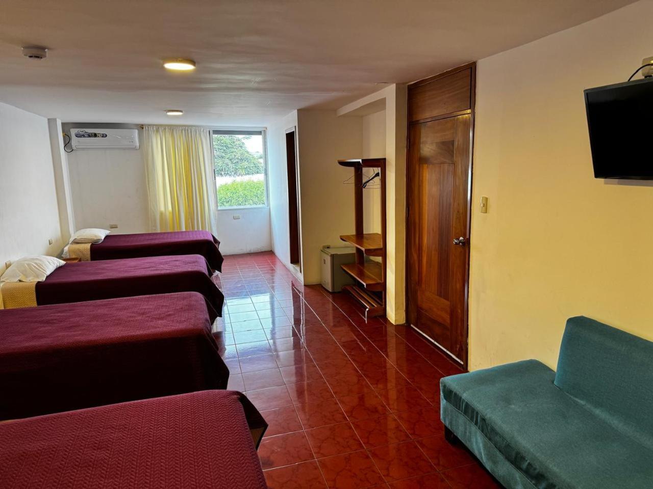 Hostal Muyuyo Puerto Ayora  Exterior photo