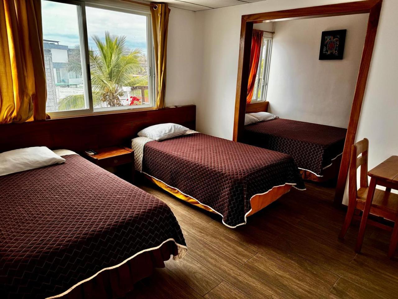 Hostal Muyuyo Puerto Ayora  Exterior photo